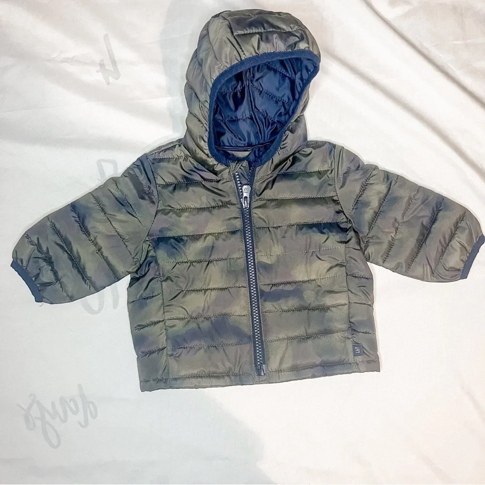 Baby Gap Cold Controlled Hooded Puffer Jacket in Green Camo in Size 0-6 Months